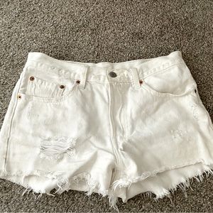 Womens Levi’s white high rise  jean shorts!